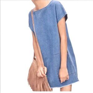Aritzia Nori Short Shift Dress Sz M Light Denim Chambray Front Pockets Raw Edge